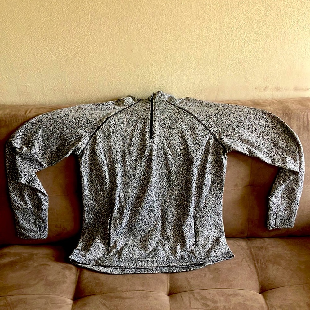 Like new AVIA pull over